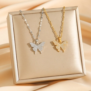 Collier avec pendentif papillon en zircon doré et argenté sur tissu de soie