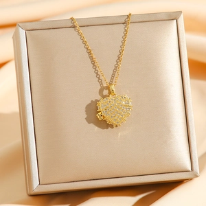 Collier médaillon cœur doré avec oxydes de zirconium sur fond de soie champagne