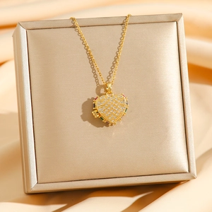 Collier médaillon cœur doré avec incrustations de zircons et gemmes sur soie élégante