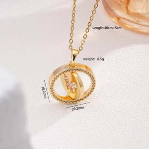 Détail du collier papillon doré de 20,2 mm avec zircons et chaîne de 40 cm + 5 cm