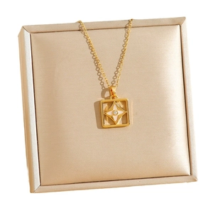 Collier élégant en acier titane doré avec pendentif trèfle blanc et petit diamant