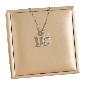 Collier en titane argenté avec pendentif DC serti de zircon sur soie dorée