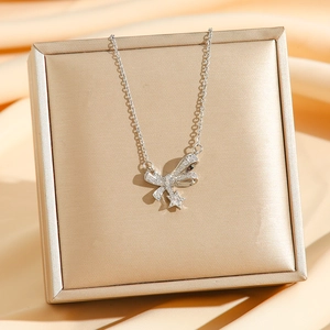 Elegante collana con fiocco e stella placcata oro 18 carati con brillanti zirconi cubici