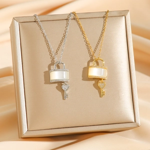 Elegante Gold- und Silberhalsketten mit Katzenauge-Stein, Schloss und Schlüsselanhänger