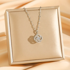 Elegante rotierende Kamelienblütenkette mit Zirkon-Blütenblättern auf champagnerfarbener Seide