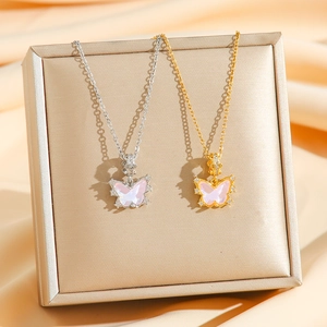 Collier papillon exquis avec ailes irisées et cristaux étincelants pour femmes