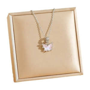 Collier élégant avec pendentif papillon violet iridescent dans un écrin en soie dorée
