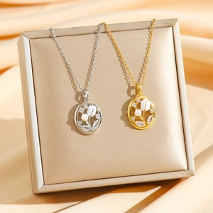 Elegante Tulpenhalsketten mit Perlen und Zirkonia in Gold und Silber auf Seide