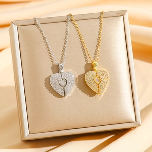 Colliers cœur en or et argent avec pavé de diamants sur présentoir luxueux