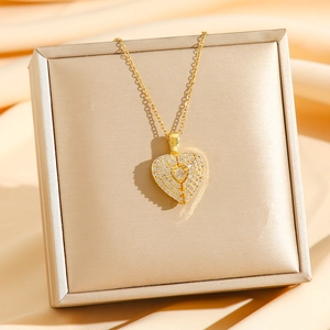 Collier avec pendentif cœur doré serti de zircons brillants sur son écrin luxe