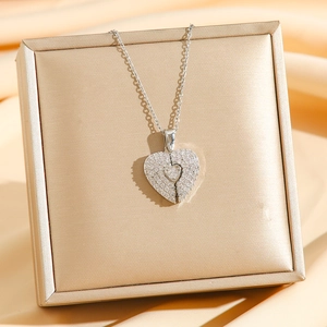 Collier avec pendentif cœur et ailes serti de zircons en acier inoxydable argenté