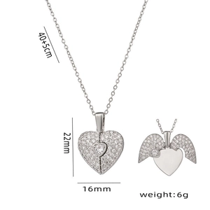 Détail macro du collier cœur pliable avec cristaux et dimensions spécifiques