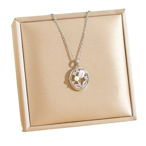 Elegante Tulpenhalskette in Silber mit Perlen und Kristallen auf Schmuckkästchen