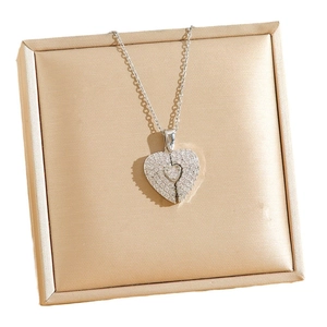 Collier avec pendentif cœur ailé pavé de cristaux en acier inoxydable argenté pour femme
