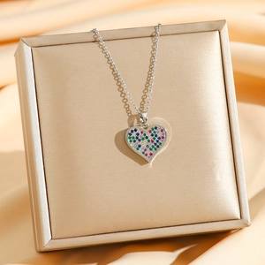 Collana con ciondolo a cuore arcobaleno in argento e zirconi colorati su scatola