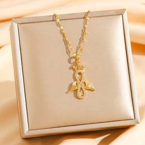Elegante goldene Titanstahl-Halskette mit Anhänger aus Krone und Kristall-Engelsflügel