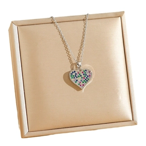 Collana in acciaio al titanio con cuore di cristalli colorati su scatola da esposizione