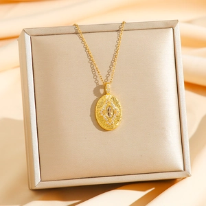 Collier ovale doré de luxe avec pendentif soleil rayonnant et pierre marquise en zircon