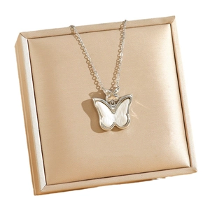 Elegante collar con colgante de doble mariposa de acero al titanio chapado en oro 18K
