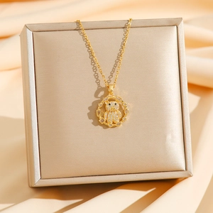 Collier doré avec pendentif ours en zircone présenté sur un écrin à bijoux de luxe raffiné