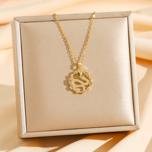 Collier avec pendentif serpent doré orné de zircons et pierres précieuses vertes
