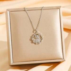 Détail d'un pendentif ours en argent avec zircons brillants dans un écrin de luxe