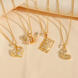 Colliers en or avec pendentifs papillon et cœur au laser, sertis de zircons sur tissu beige