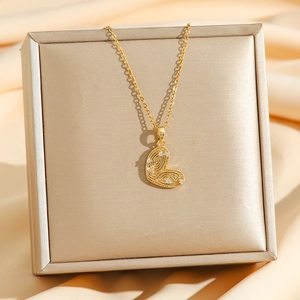 Détail macro du pendentif cœur doré avec texture d'empreinte et pierres zircons