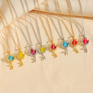 Colliers pendentifs tulipes colorés en acier titane doré et argenté élégants