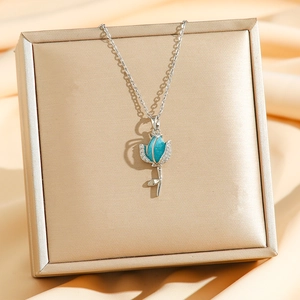 Détail du collier tulipe en titane avec émail bleu et cristaux étincelants