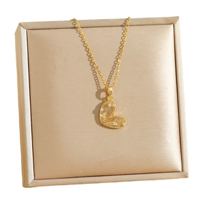 Collier cœur doré avec texture d'empreinte digitale et cristaux sur support soyeux