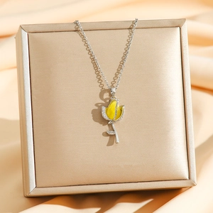 Collier tulipe élégant en acier inoxydable avec pierre oeil de chat jaune et zircone