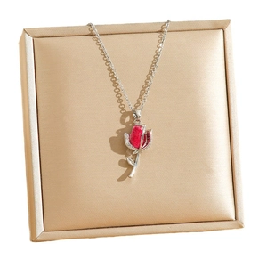 Élégant collier en acier titane avec pendentif tulipe rouge et détails en zircon brillant