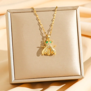 Collier abeille doré en acier titane avec yeux en gemme verte et cristaux fins