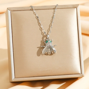 Pendentif insecte en argent avec zircons blancs et yeux en gemmes vertes sur satin