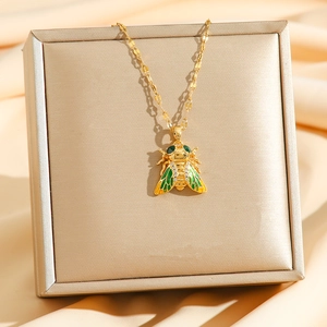 Collier pendentif cigale dorée avec ailes en émail vert sur chaîne en acier inoxydable