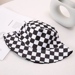 Detailansicht des klassischen schwarz-weißen Checkerboard-Anglerhuts mit Segeltuchtextur