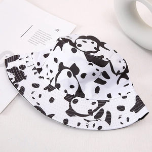 Detail eines weißen Fischerhuts mit Panda-Print und atmungsaktiver Baumwollstruktur