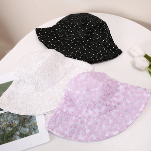 Bobs en dentelle brodée de marguerites en noir, blanc et lilas pour l'été