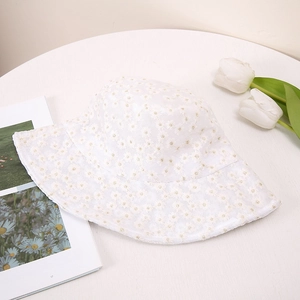 Élégant chapeau bob blanc d'été avec broderie marguerite délicate et large bord pare-soleil