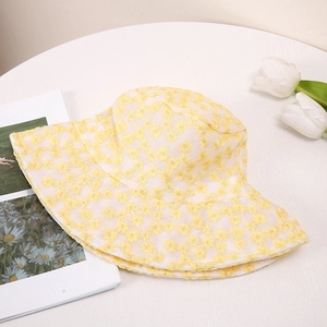 Détails de broderie marguerites jaunes sur chapeau cloche en dentelle blanche pour femme