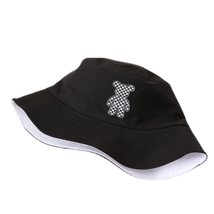Chapeau de soleil réversible noir avec écusson ours en damier brodé sur fond blanc