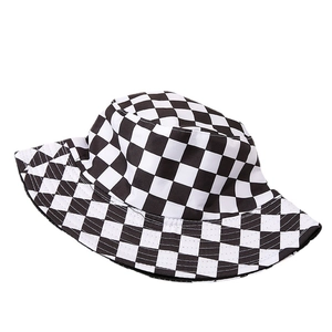 Klassischer Fischerhut mit schwarz-weißem Karomuster für Sonnenschutz und lässigen Streetstyle