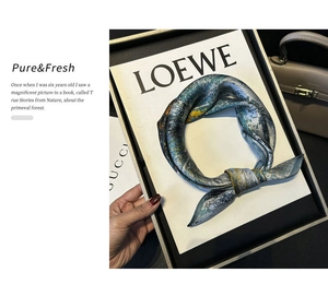 Seidenschal mit abstraktem Druck und luxuriöser Textur auf einem Serviertablett
