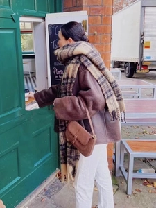 Écharpe en mohair à carreaux et franges avec une veste en daim marron au style urbain
