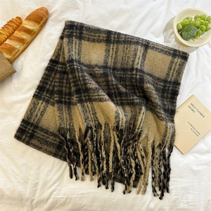 Détail de l'écharpe en mohair à carreaux avec pompons, mise en scène de thé d'après-midi