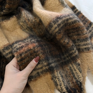 Écharpe classique en mohair à carreaux caramel avec franges et texture douce premium