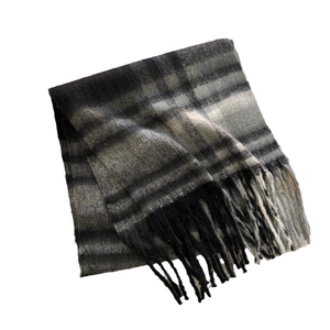 Écharpe rayée en mohair doux avec glands, design élégant en noir, gris et blanc