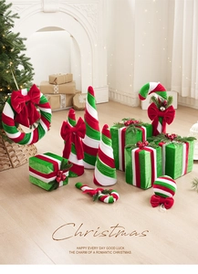 Détail de décorations de bonbons en velours rouge et vert avec nœuds pour Noël