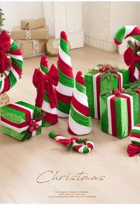 Détail d'ornements de Noël en velours rouge et vert avec sapins, sucres d'orge et cloches